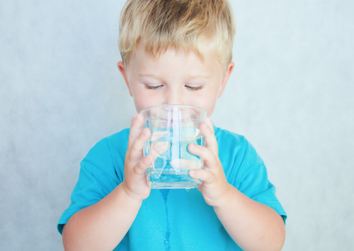 Drinking to little water. Ребенок пьет. Ребенок со стаканом воды. Дети воды. Мальчик со стаканом воды.