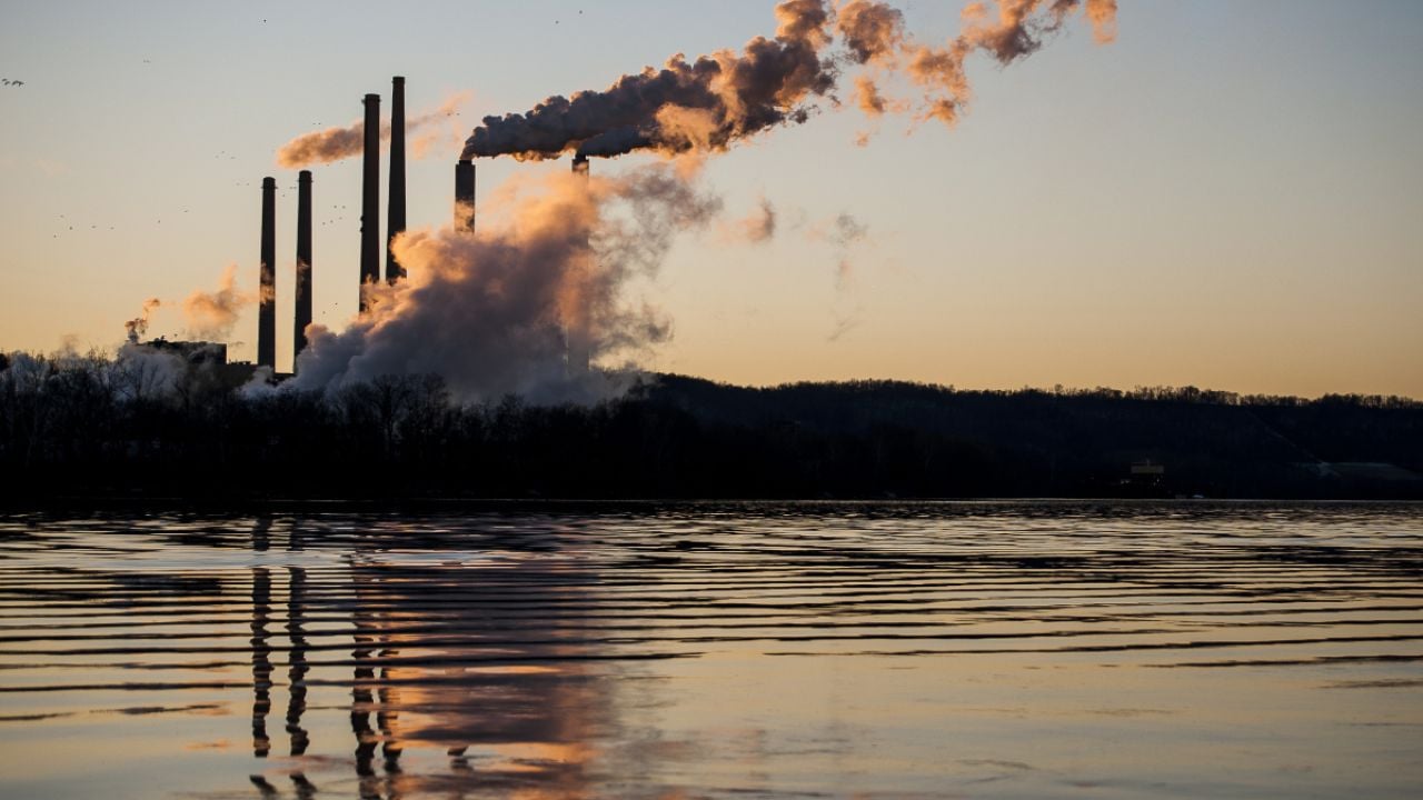 Billowing coal plant in Kentucky