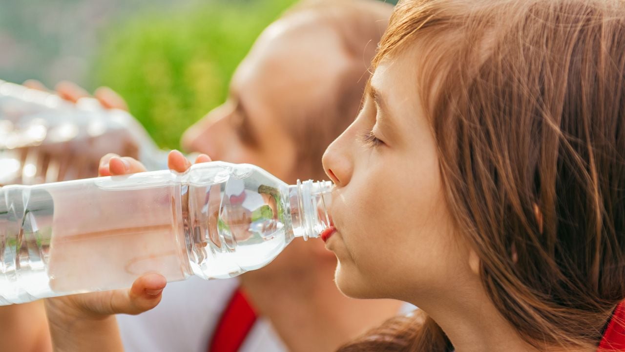 kid drinks water bottle in 0.8 SECONDS.. 