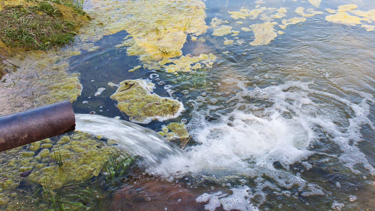 Сброс в реку. Загрязнение водоемов. Загрязнение рек.